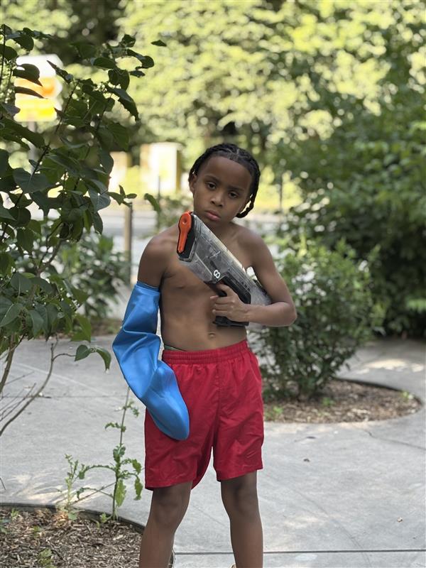 Child wearing a Bloccs arm cover