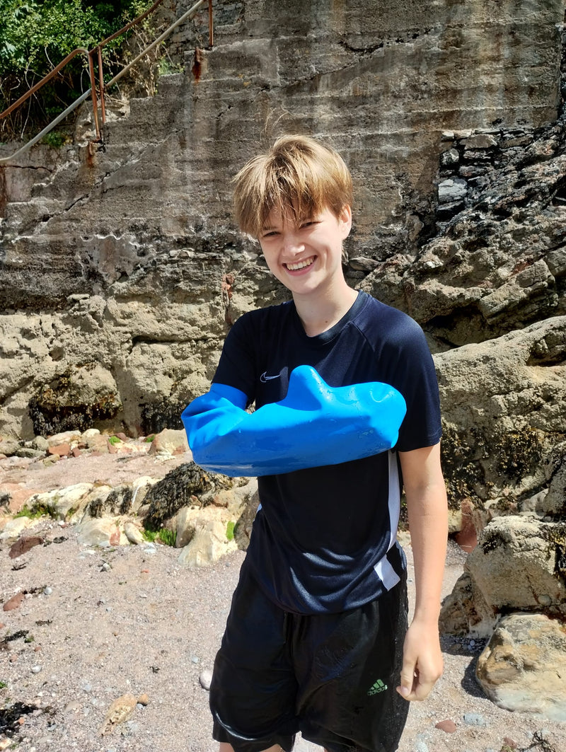 Swimming in the sea with a broken thumb thanks to #Bloccs